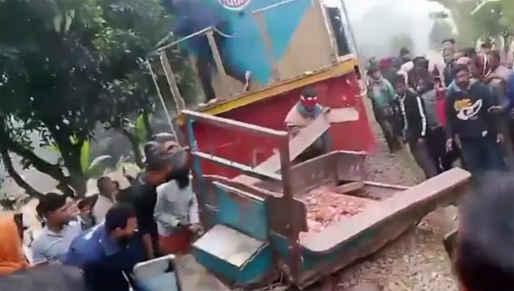 ট্রেনের ধাক্কায় দুমড়েমুচড়ে গেল ট্রলি